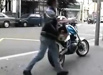 Fist pour cette brune en bas nylon