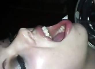 Coulée de foutre entre ses lèvres