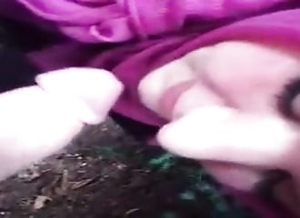 Sa bite visite sa bouche de brune voilée