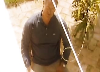 Sa bite offerte à deux bisexuelles blondes