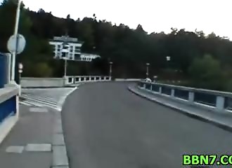 Une blondinette suce pas loin d'un pont