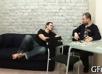 Deux paires de mains pour sa chatte mouillée