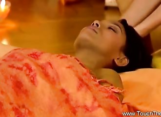 Lesbienne massant une jolie femme facile